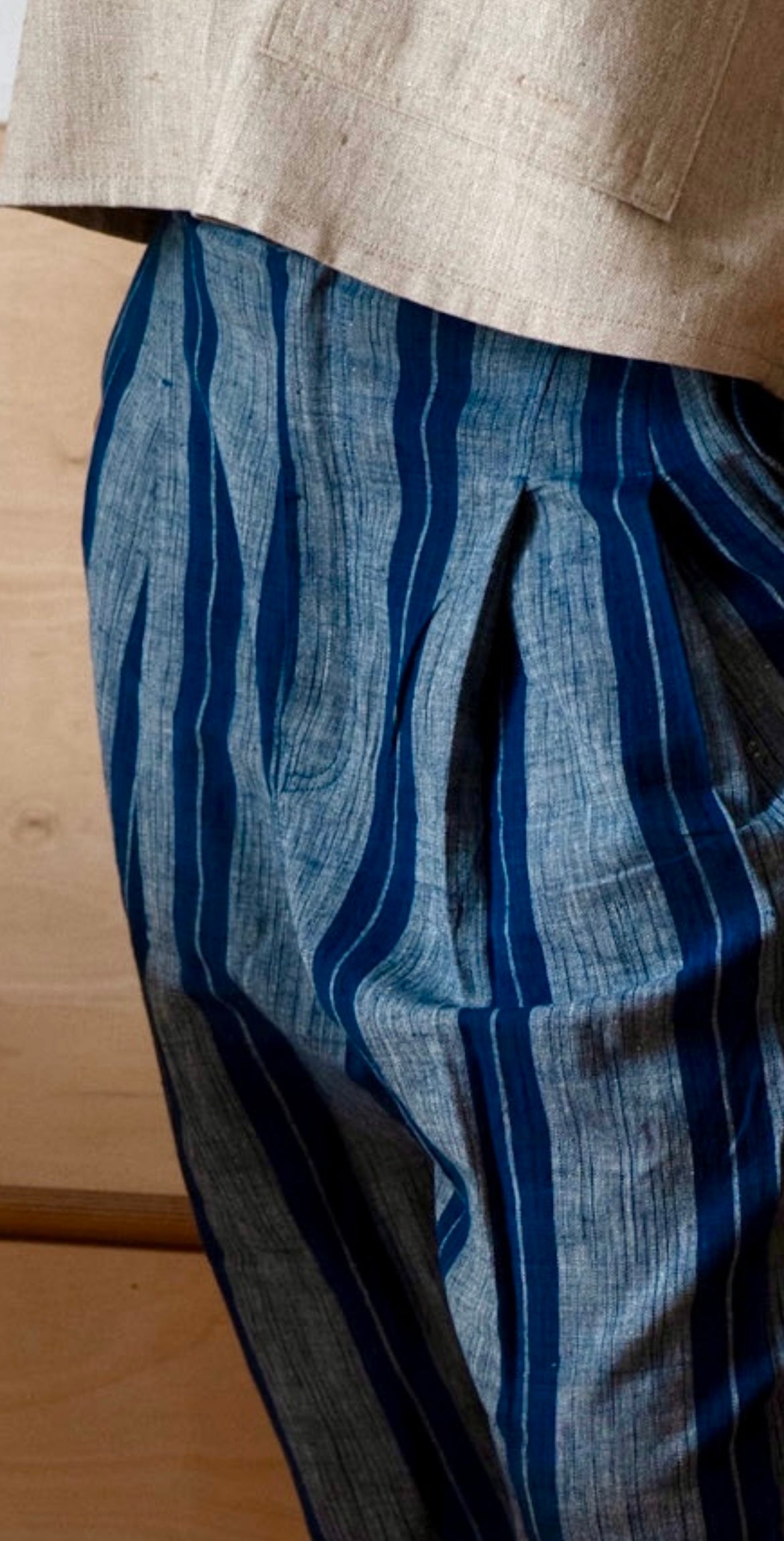Saggy baggy bukse i lett håndvevd tekstil