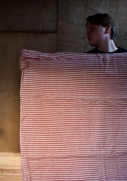 Håndvevd tekstil med kreppfølelse i røde striper