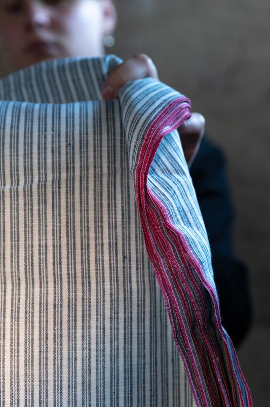 Stripete lett håndvevd tekstil med rosa jare