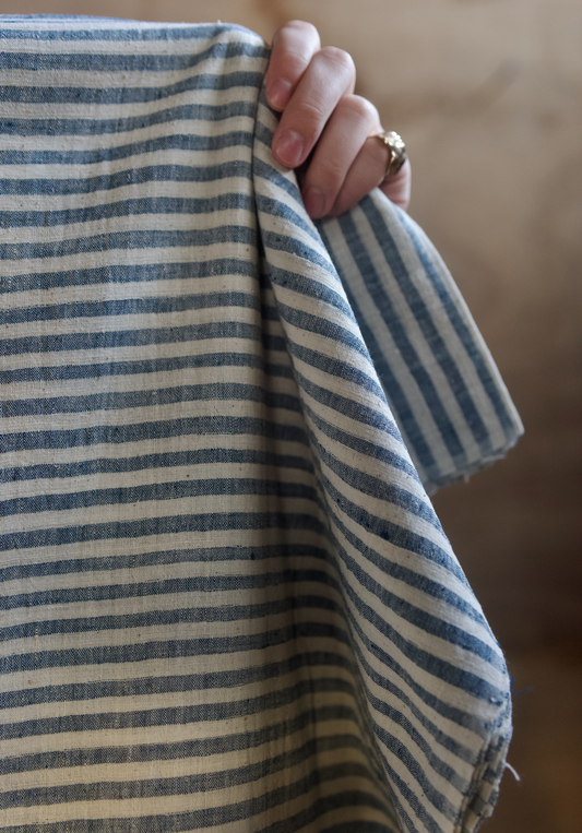 Håndvevd lett tekstil med blå striper