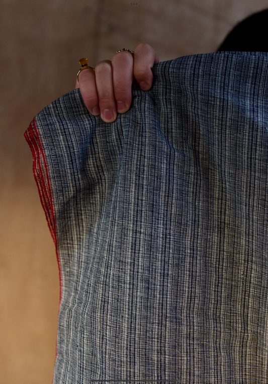 Indigostripete tekstil med rød jare