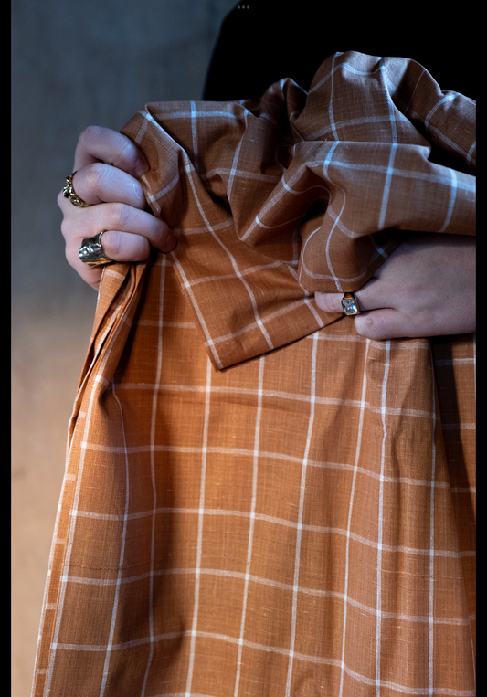 Rutete håndvevd og håndspunnet tekstil i sennep