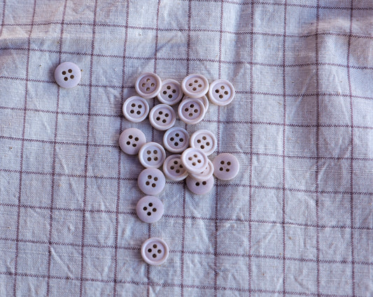 Små melkefargede knapper i bomull 11mm